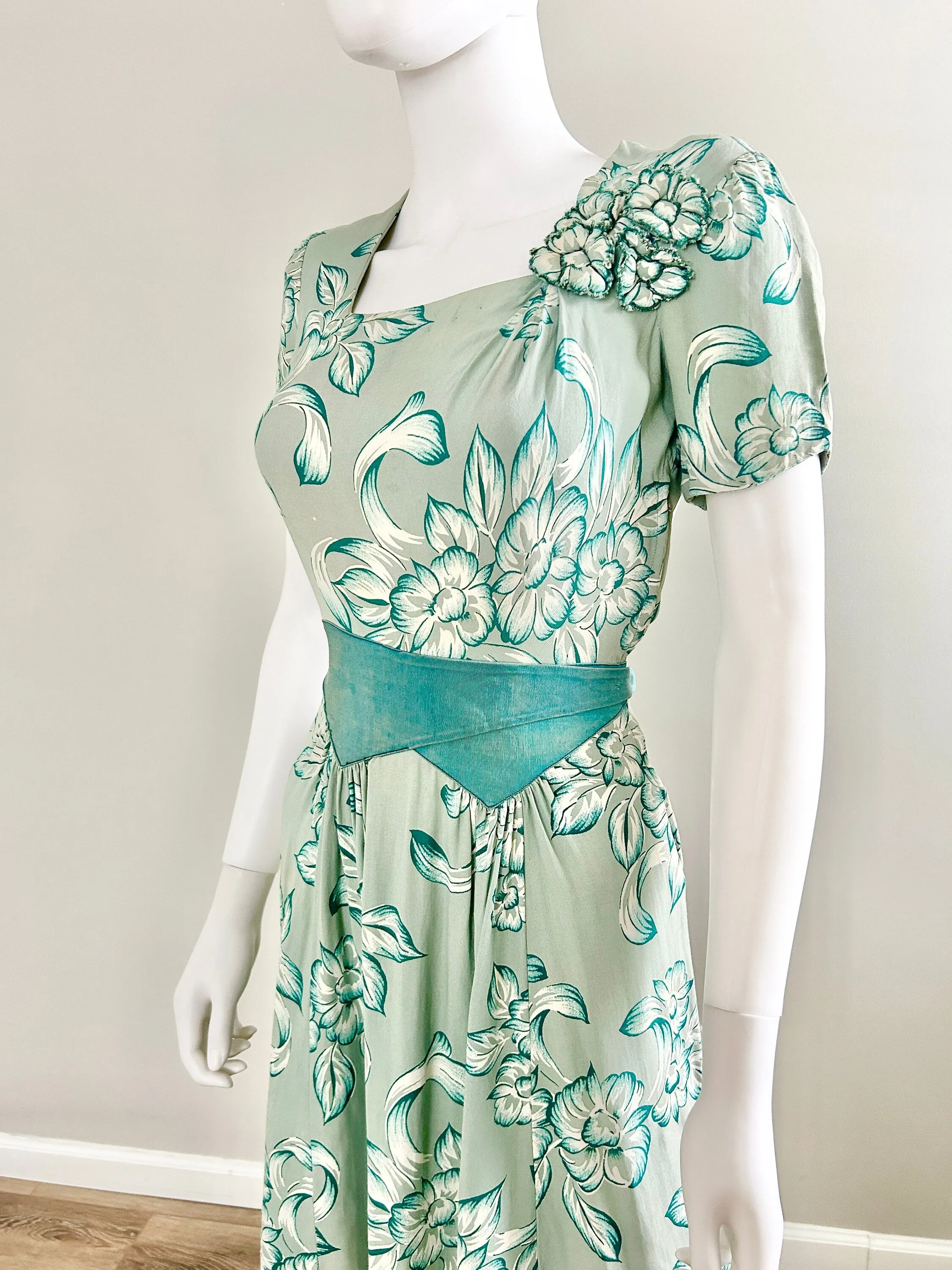 Vintage 1940s Floral Dress / 40s Day Dress / Size XS