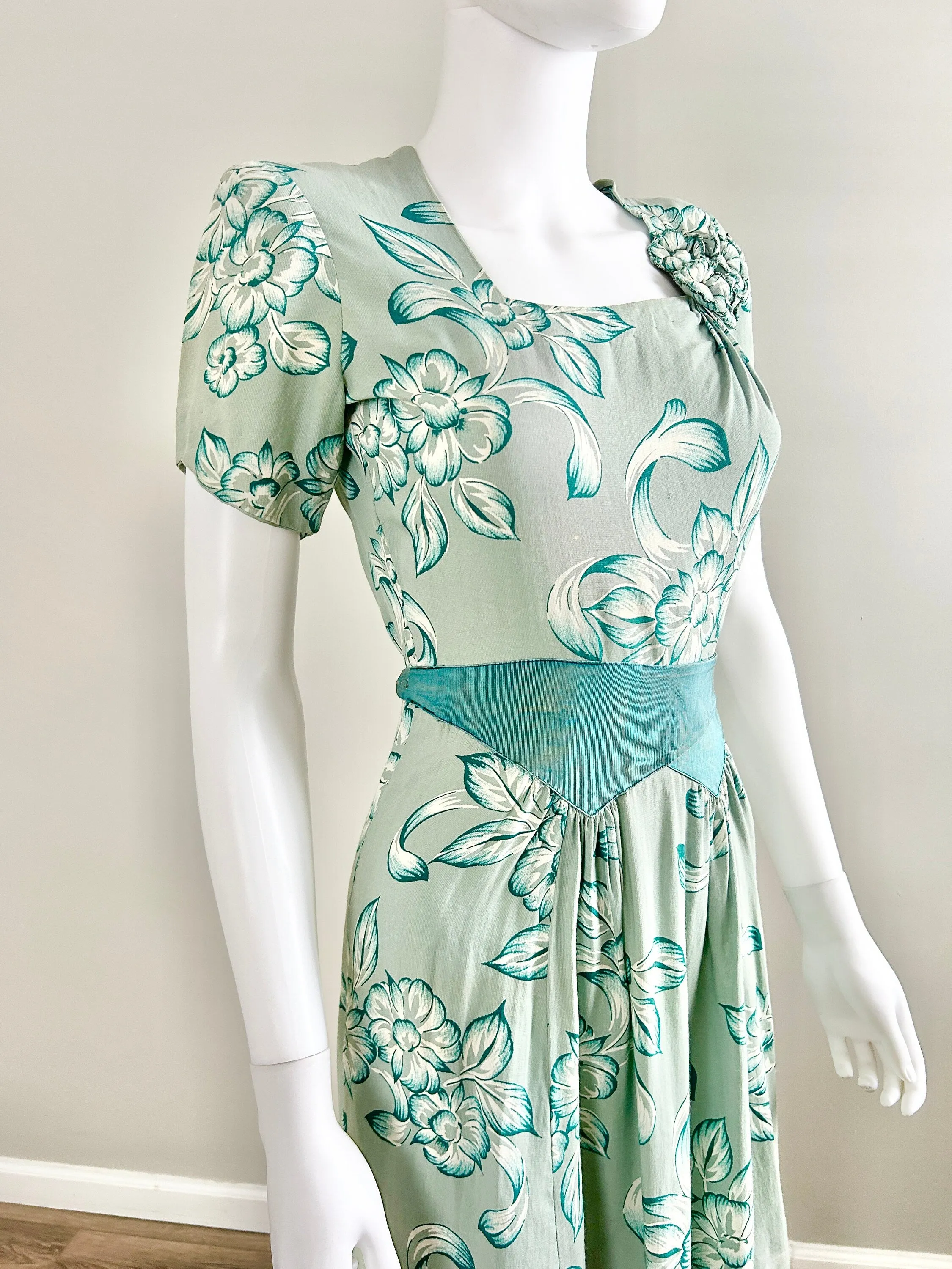Vintage 1940s Floral Dress / 40s Day Dress / Size XS