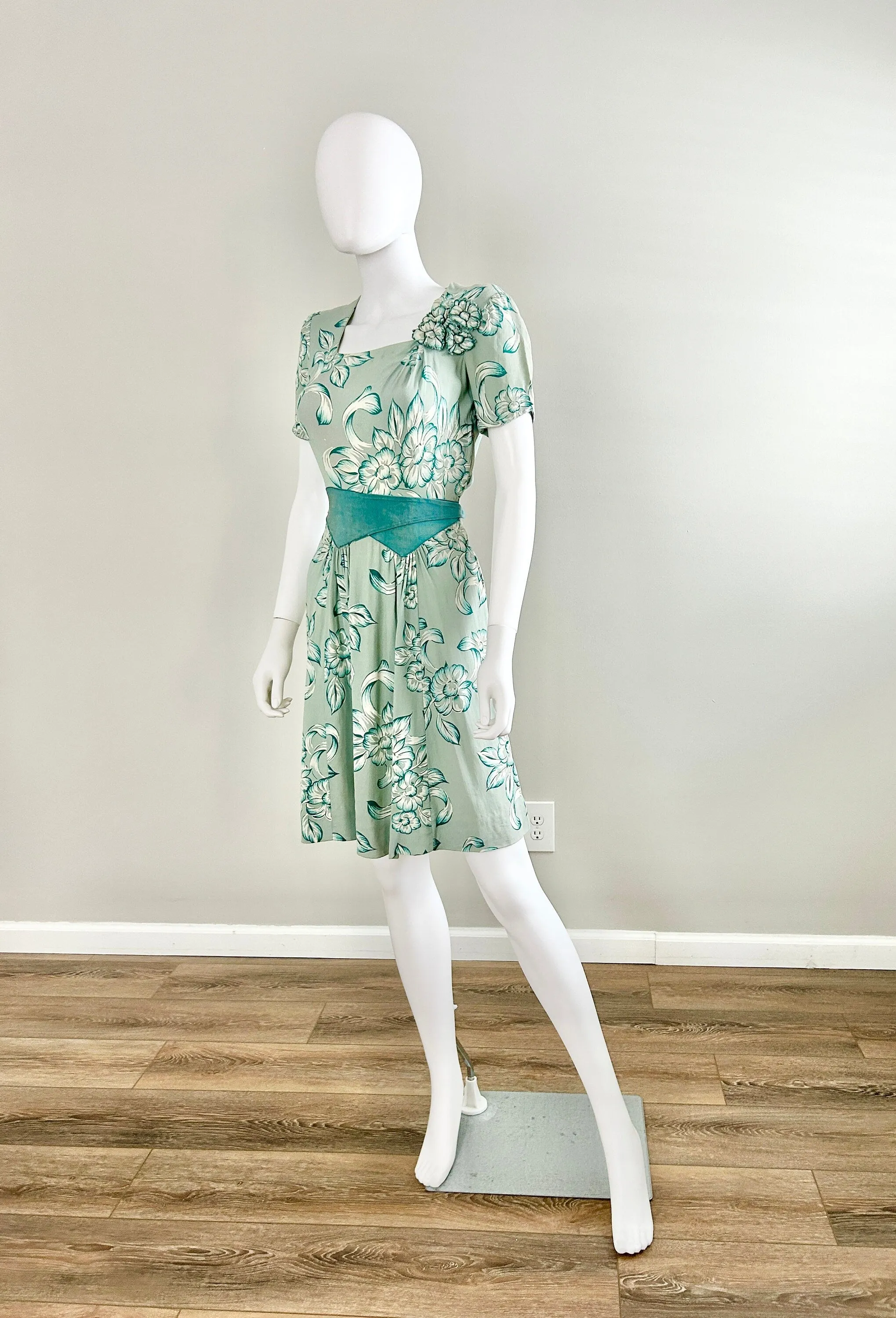 Vintage 1940s Floral Dress / 40s Day Dress / Size XS