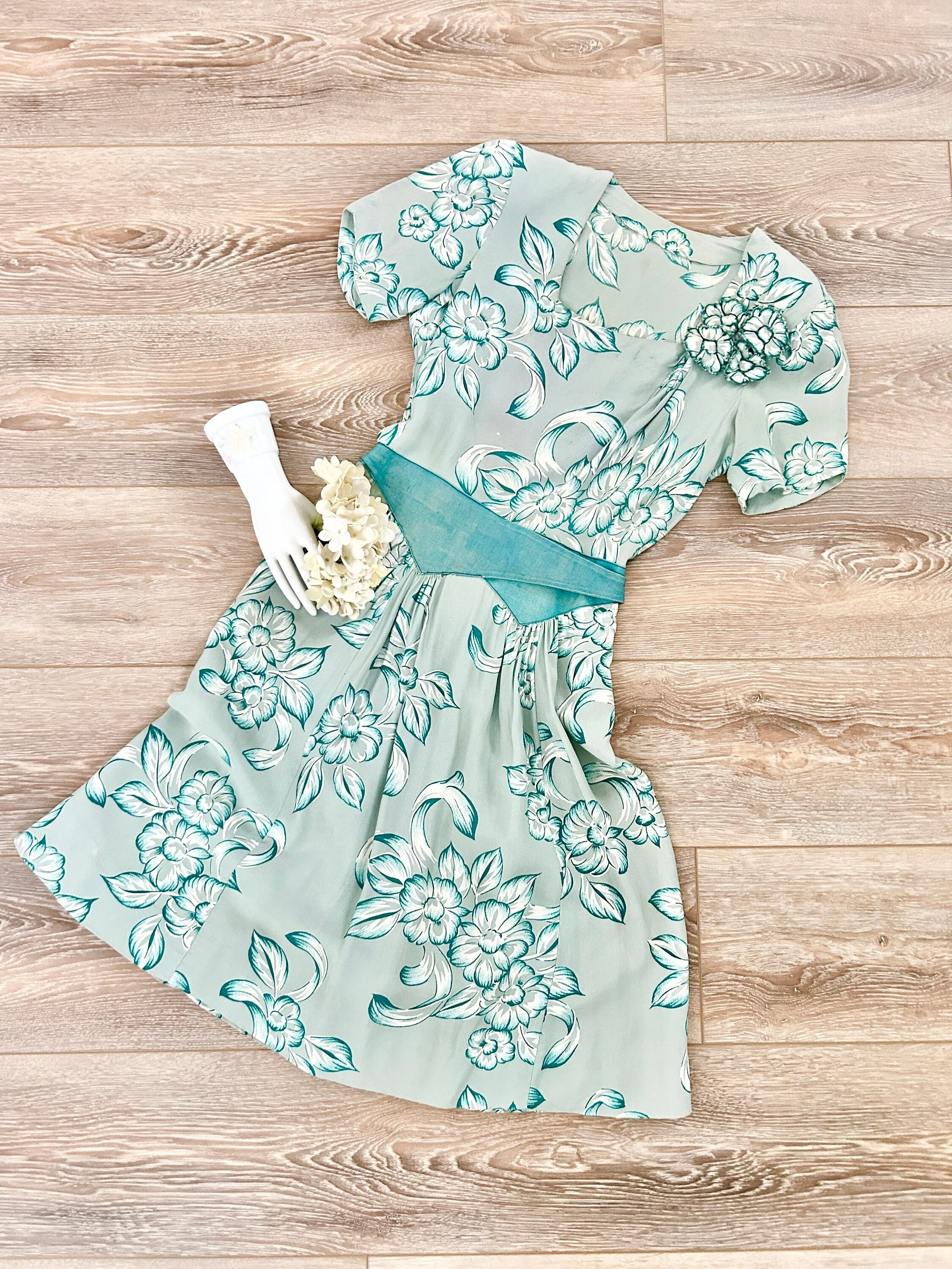 Vintage 1940s Floral Dress / 40s Day Dress / Size XS