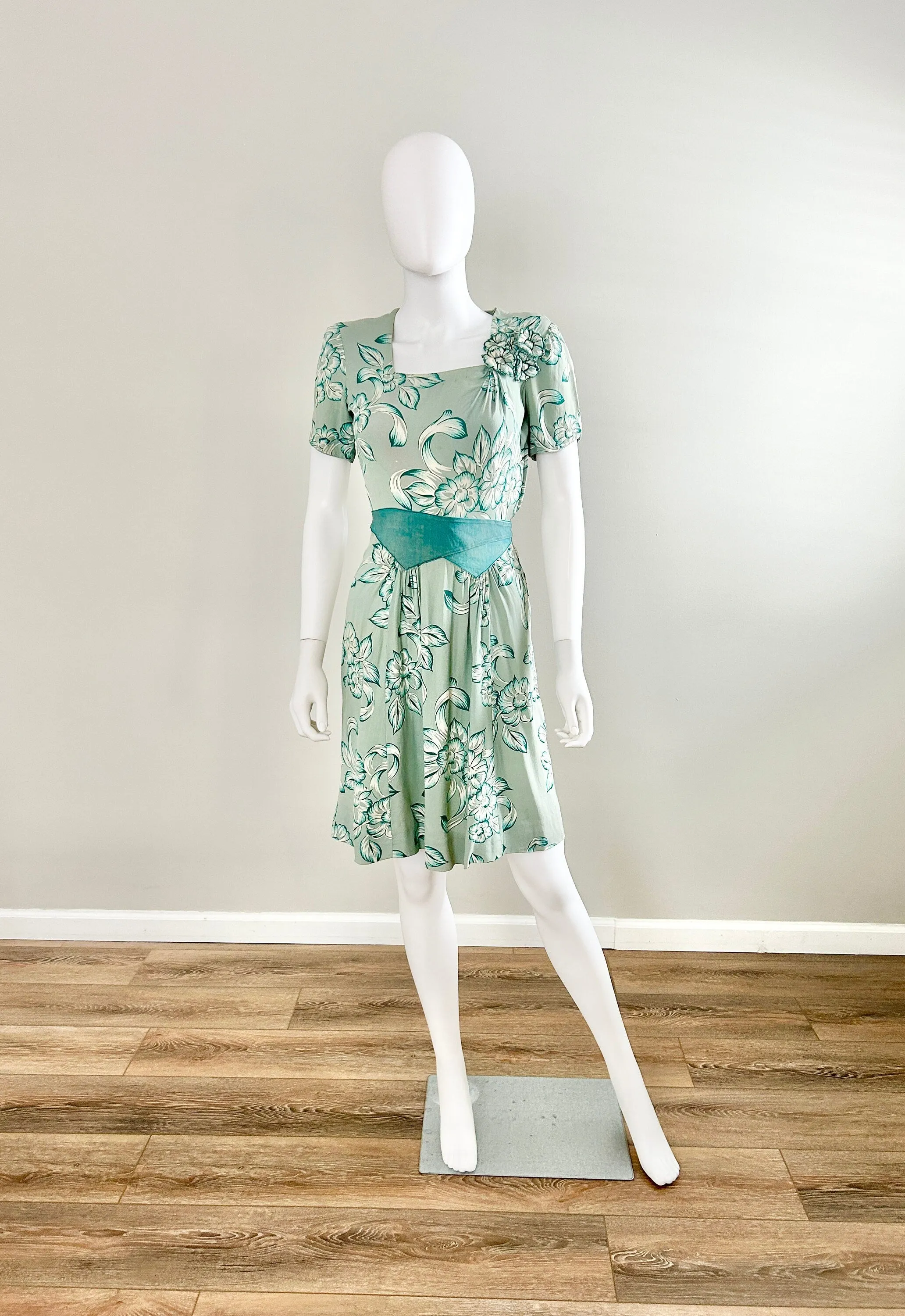 Vintage 1940s Floral Dress / 40s Day Dress / Size XS