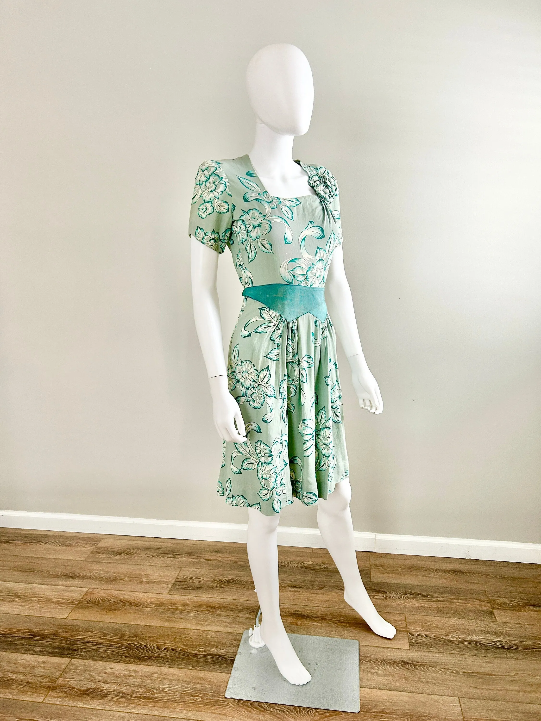 Vintage 1940s Floral Dress / 40s Day Dress / Size XS