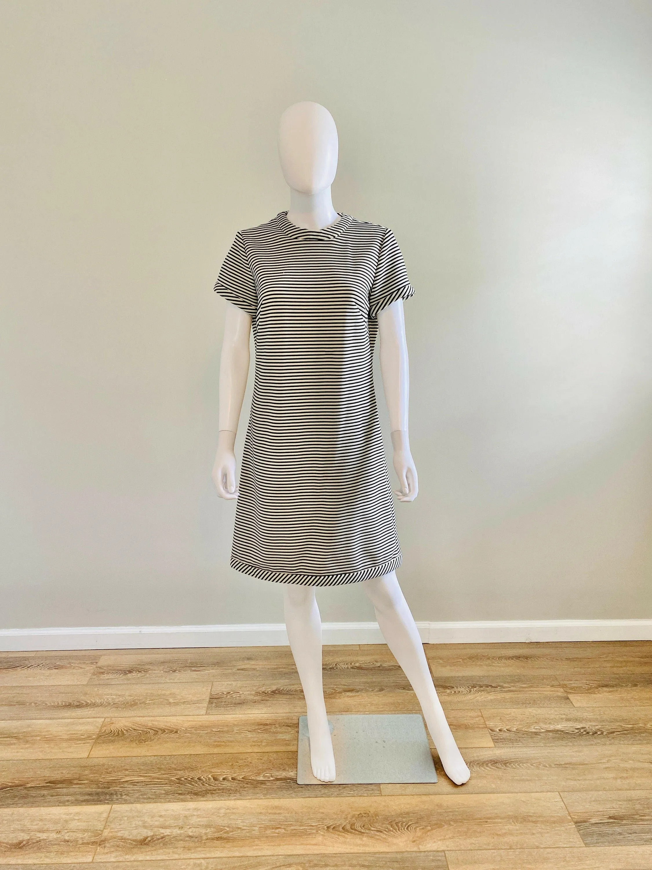 Vintage 1960s Black and White Striped Shift Dress / 60s retro Scooter Dress / Barbie core dress / Size S
